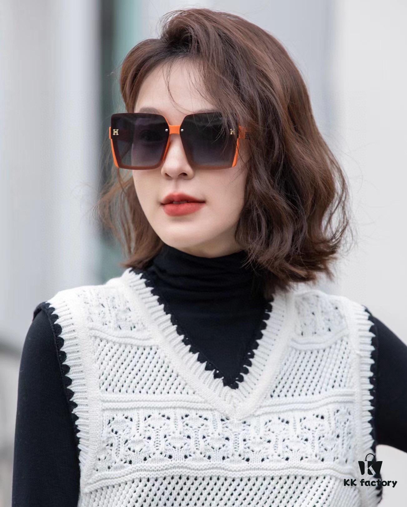 6931aeb7ccd8ab3d7afa2cb6 HERMES 2024 Spring New Arrival Original Release Famous Internet Sensation Ultra-Hot Selling Luxury Square Sunglasses Classic Integrated Frame Design High-End Quality Authentic Brand Premium Sunglasses Model: H1245