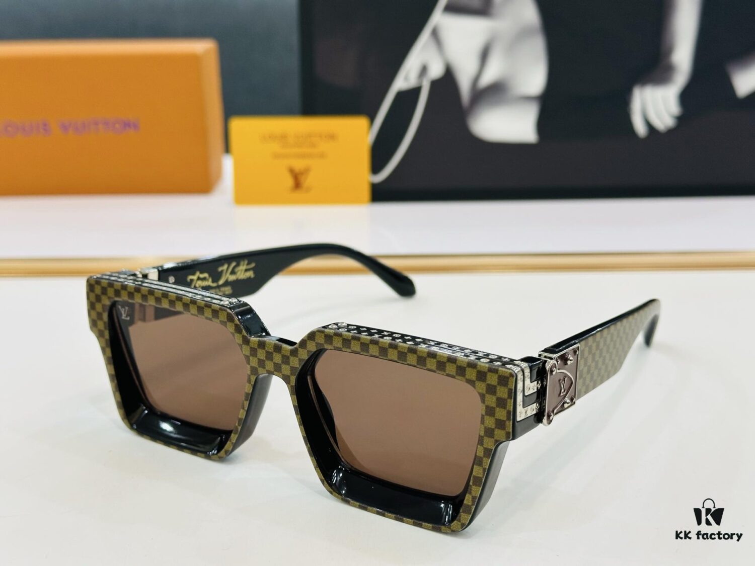 6931af21ccd8ab3d7afa32a8 LOUIS VUITTON LV Luxury Version M96006 Sunglasses with Dense Golden Logo Pattern Size 56□17