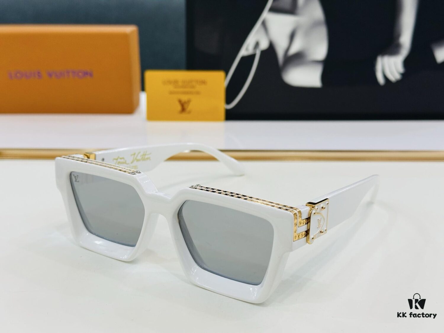 6931af21ccd8ab3d7afa32aa LOUIS VUITTON LV Luxury Version M96006 Sunglasses with Dense Golden Logo Pattern Size 56□17