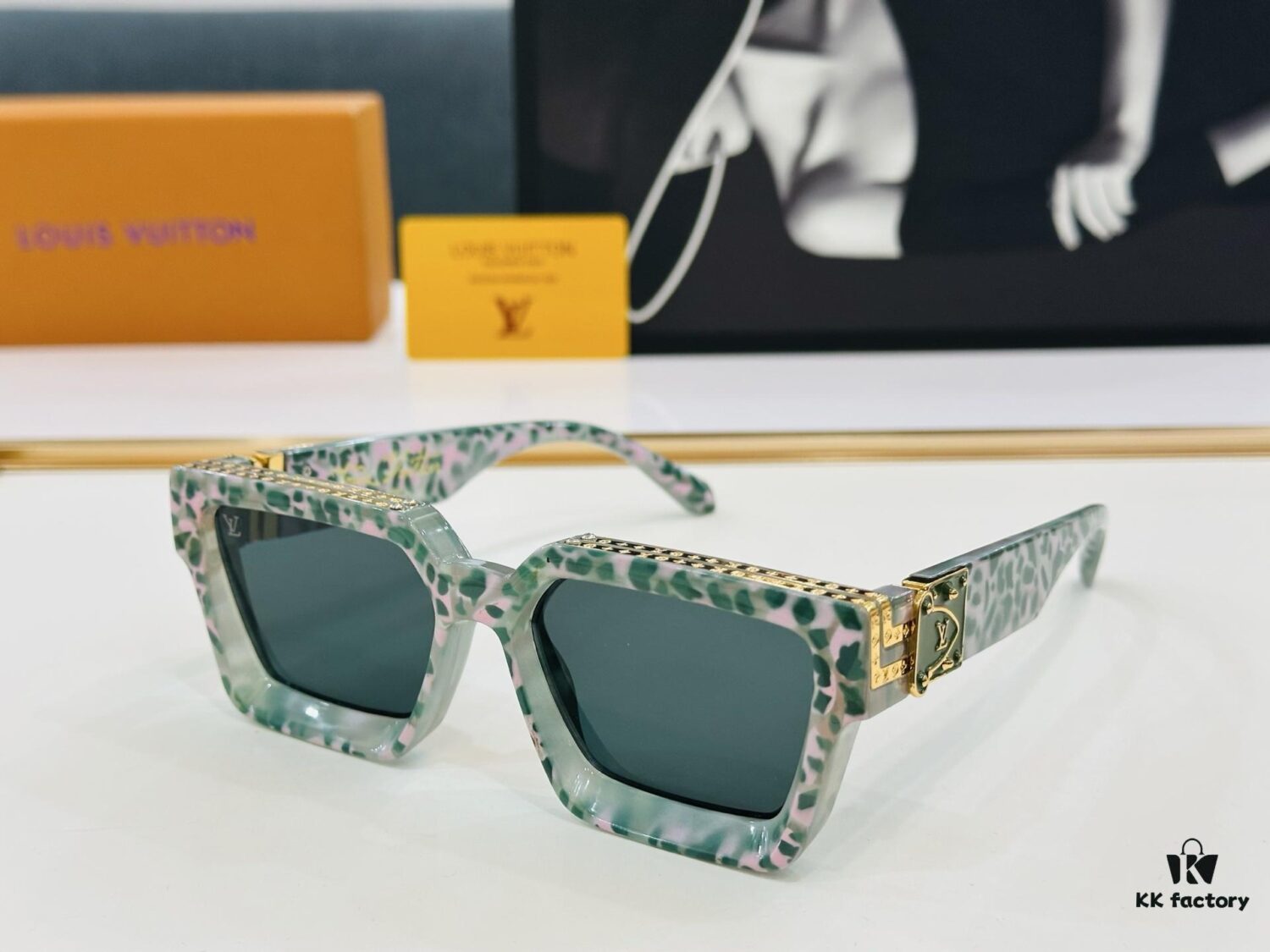 6931af22ccd8ab3d7afa32af LOUIS VUITTON LV Louis Family M96006 Size 56□17 Luxury Edition, Densely Woven Logo Gold Frame, Exquisite BM Sunglasses