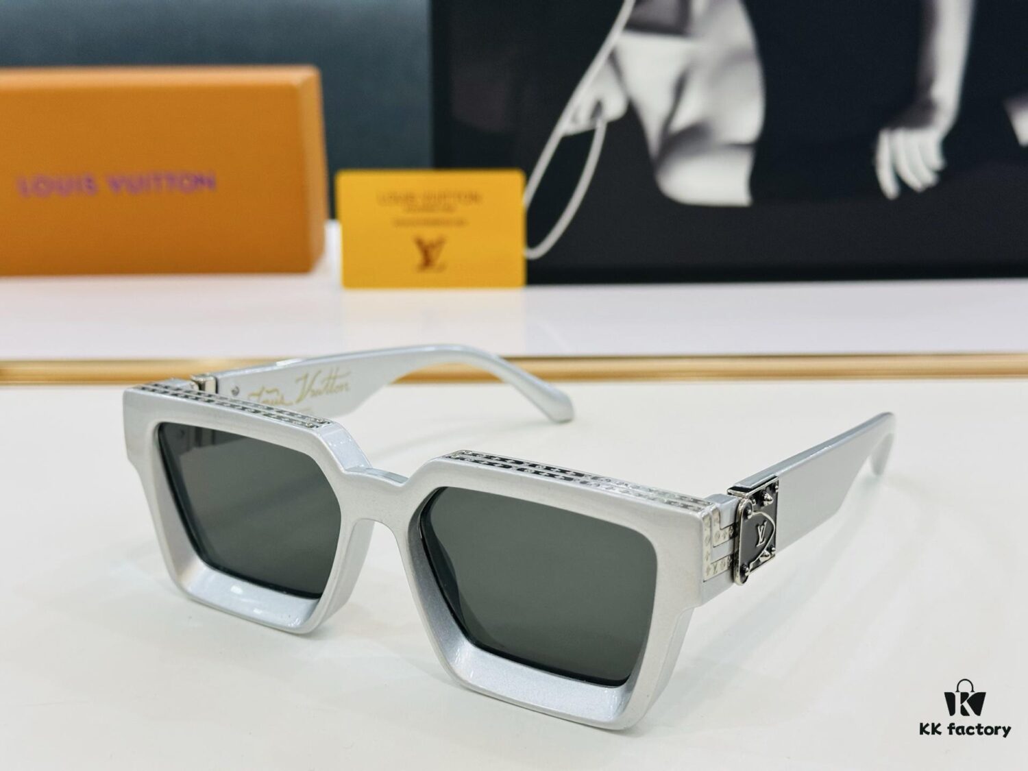 6931af22ccd8ab3d7afa32b3 LOUIS VUITTON LV Louis Family M96006 Size 56□17 Luxury Edition, Densely Woven Logo Gold Frame, Exquisite BM Sunglasses
