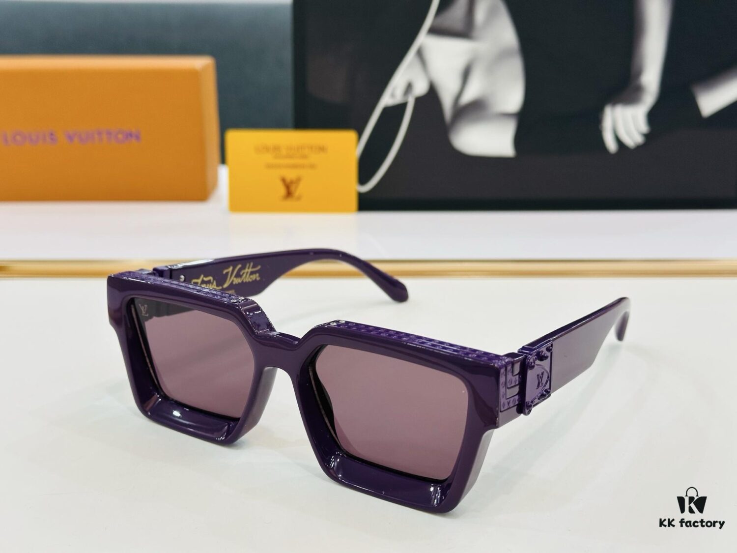 LOUIS VUITTON LV Luxury Version M96006 Size 56□17 Sunglasses with Dense Golden Logo Pattern