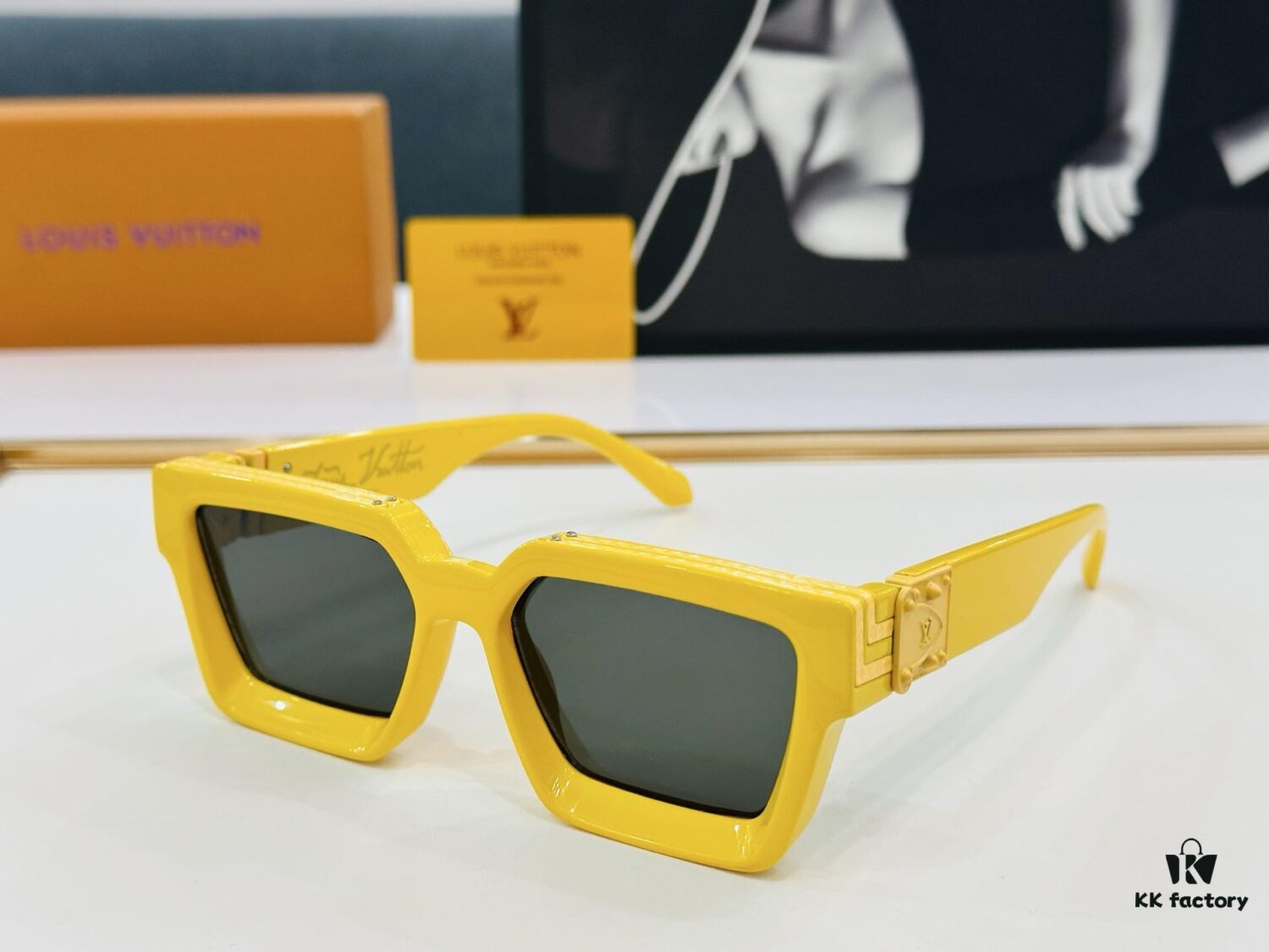 LOUIS VUITTON LV Luxury Version M96006 Size 56□17 Sunglasses with Dense Golden Logo Pattern