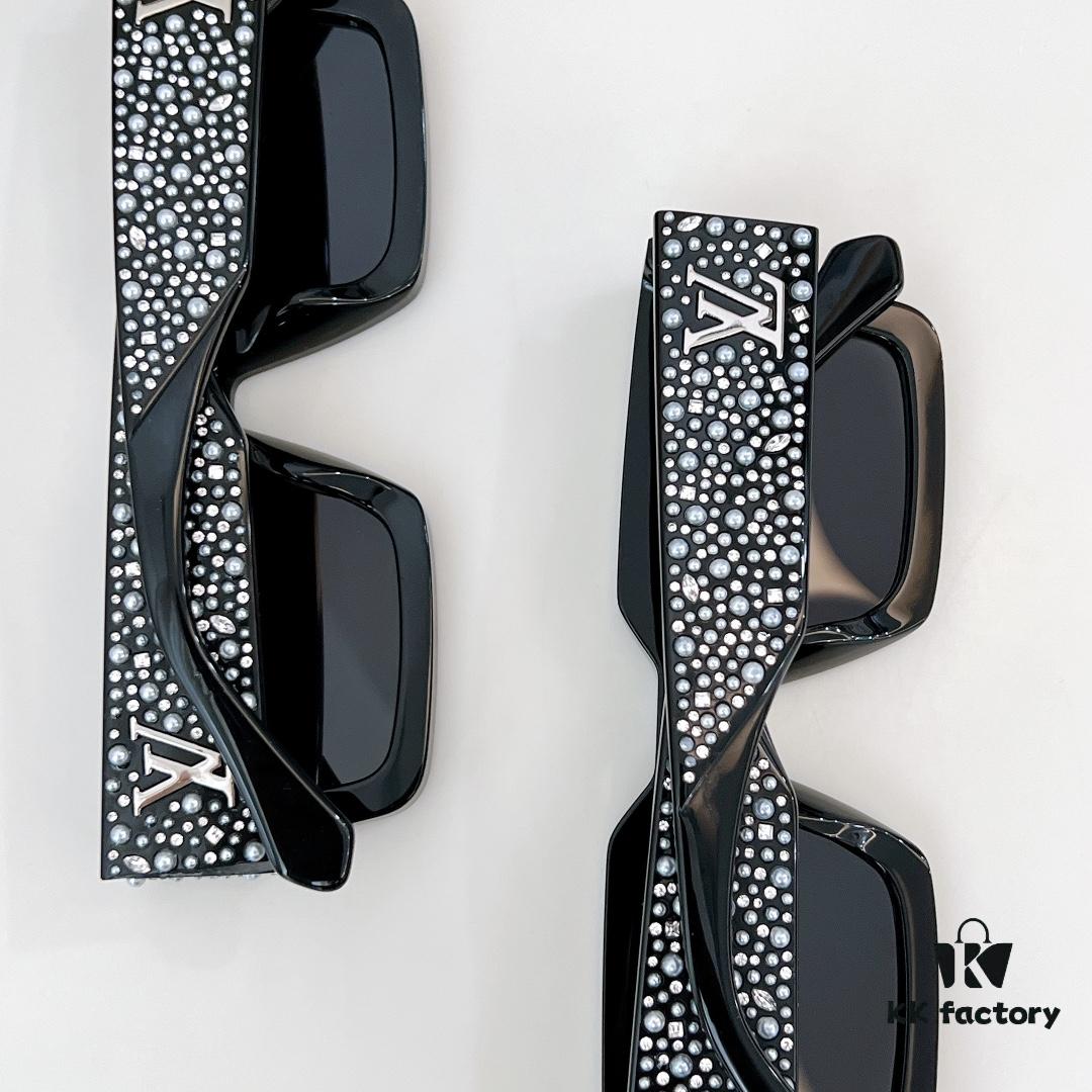 LOUIS VUITTON Sunglasses