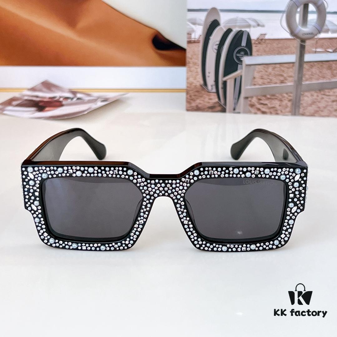LOUIS VUITTON Sunglasses