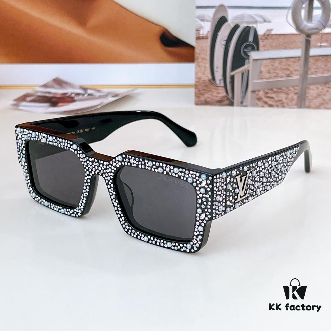 LOUIS VUITTON Sunglasses