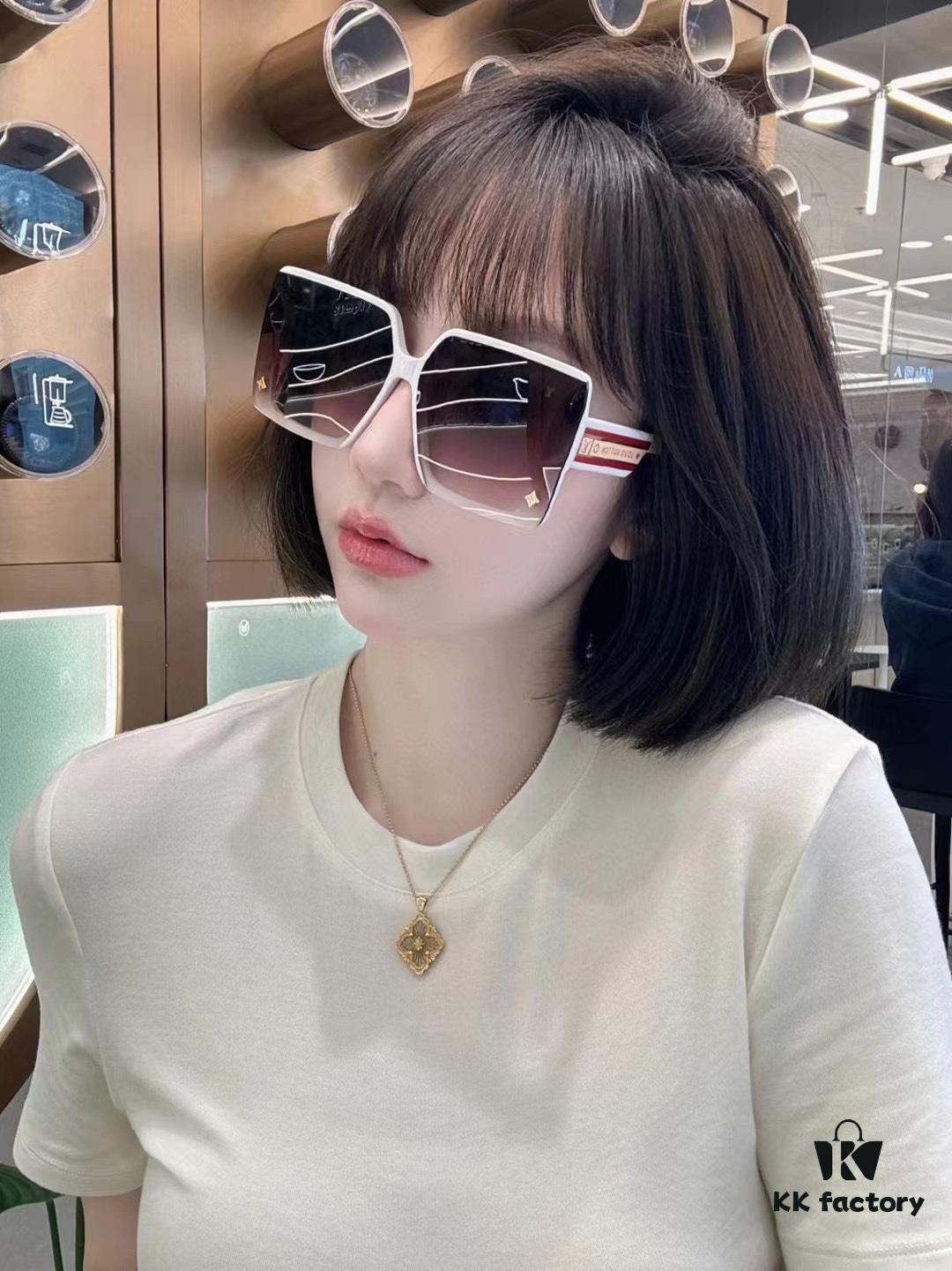 6931af8cccd8ab3d7afa387e LOUIS VUITTON New Arrival Z6028E Square Frame Sunglasses