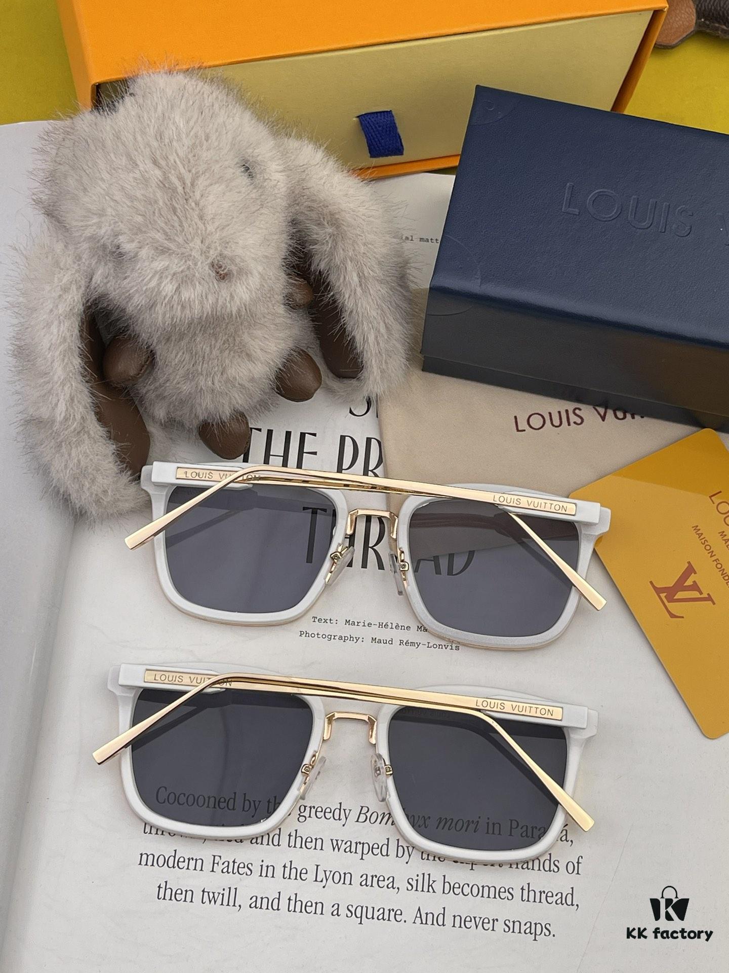 LOUIS VUITTON Rectangular Frame Z1495 Size: 54□22-145 Sunglasses