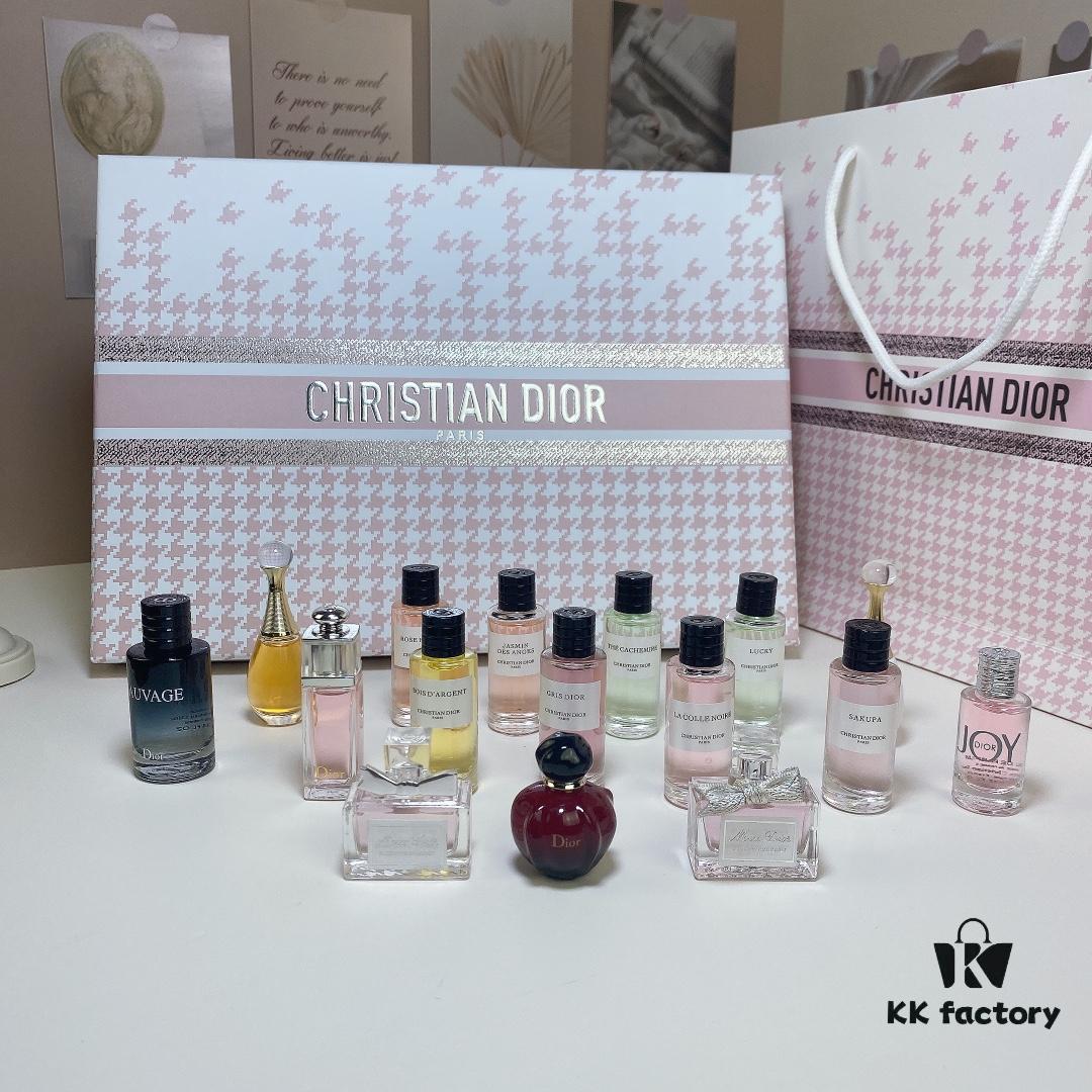 6931afddccd8ab3d7afa3cf8 Q-version Dior Powder Compact 16-piece Set with Tote Bag, without Spray Nozzle, Includes: Classic Eight Varieties, Poison Red, Pink Hypnotic, Sweetheart, Scarf Sweetheart, Pure Miss Dior, Miss Dior, Sauvage, Joy