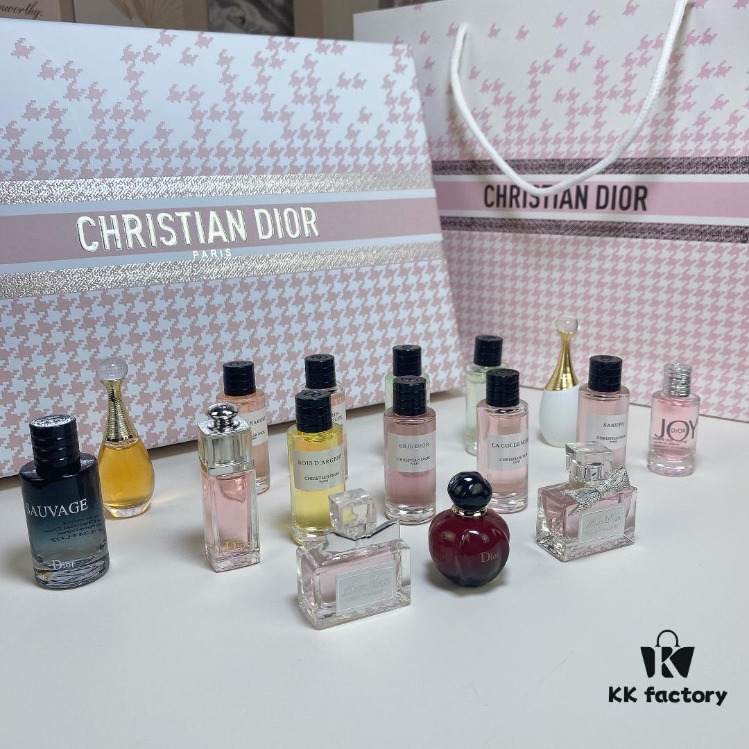 6931afddccd8ab3d7afa3cf9 Q-version Dior Powder Compact 16-piece Set with Tote Bag, without Spray Nozzle, Includes: Classic Eight Varieties, Poison Red, Pink Hypnotic, Sweetheart, Scarf Sweetheart, Pure Miss Dior, Miss Dior, Sauvage, Joy