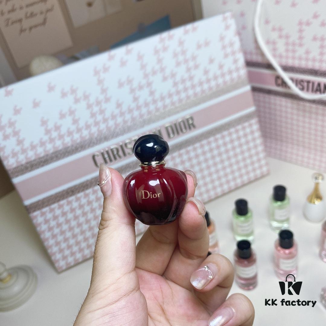 6931afddccd8ab3d7afa3cfc Q-version Dior Powder Compact 16-piece Set with Tote Bag, without Spray Nozzle, Includes: Classic Eight Varieties, Poison Red, Pink Hypnotic, Sweetheart, Scarf Sweetheart, Pure Miss Dior, Miss Dior, Sauvage, Joy