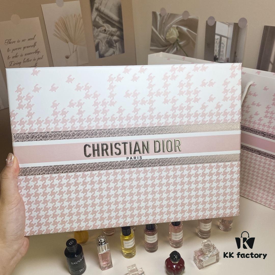 6931afddccd8ab3d7afa3cfe Q-version Dior Powder Compact 16-piece Set with Tote Bag, without Spray Nozzle, Includes: Classic Eight Varieties, Poison Red, Pink Hypnotic, Sweetheart, Scarf Sweetheart, Pure Miss Dior, Miss Dior, Sauvage, Joy