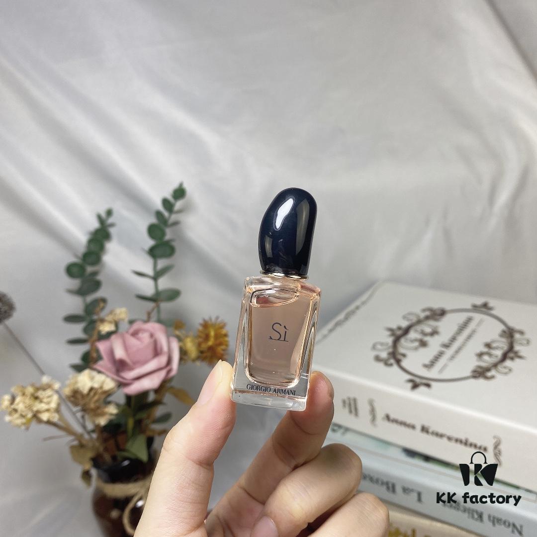 6931f4473a89a121ed5461ff Counter Q-Sized Giorgio Armani Love 4-Piece Mini Set 7ml, Mini Version, No Spray Cap, Drop and Apply Style, Includes Four Variants: Yellow Love, Pink-Cap Light Love Scent, Pink Bottle Intense Love Scent, Red Love