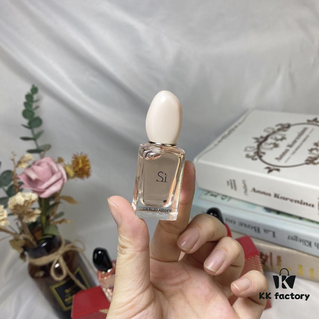 6931f4473a89a121ed546202 Counter Q-Sized Giorgio Armani Love 4-Piece Mini Set 7ml, Mini Version, No Spray Cap, Drop and Apply Style, Includes Four Variants: Yellow Love, Pink-Cap Light Love Scent, Pink Bottle Intense Love Scent, Red Love
