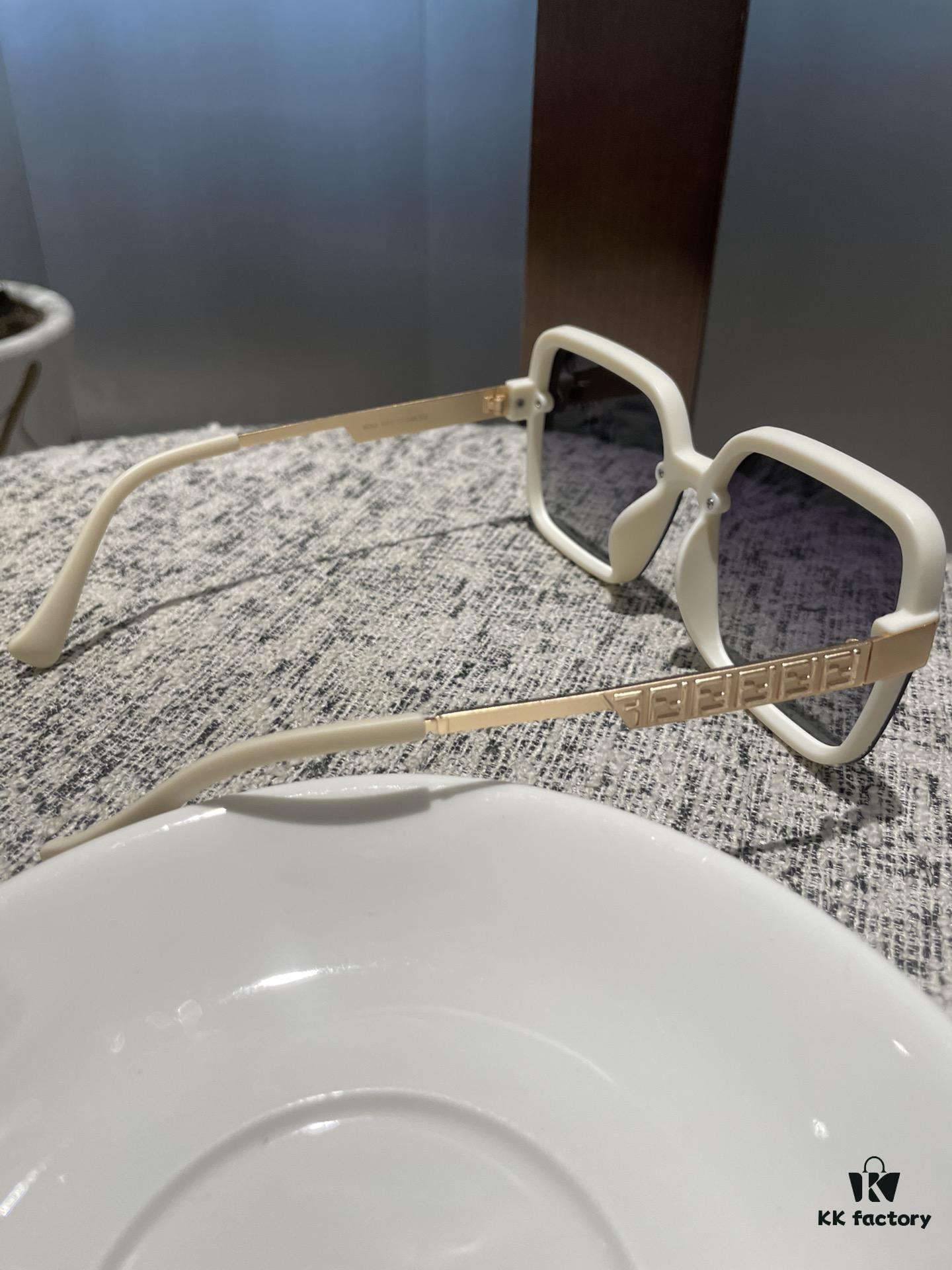 Fendi Women's Polarized Sunglasses 🕶️ Fashionable Face-Framing Luxury Style Trendy Look Live Stream Recommended Model (6071)