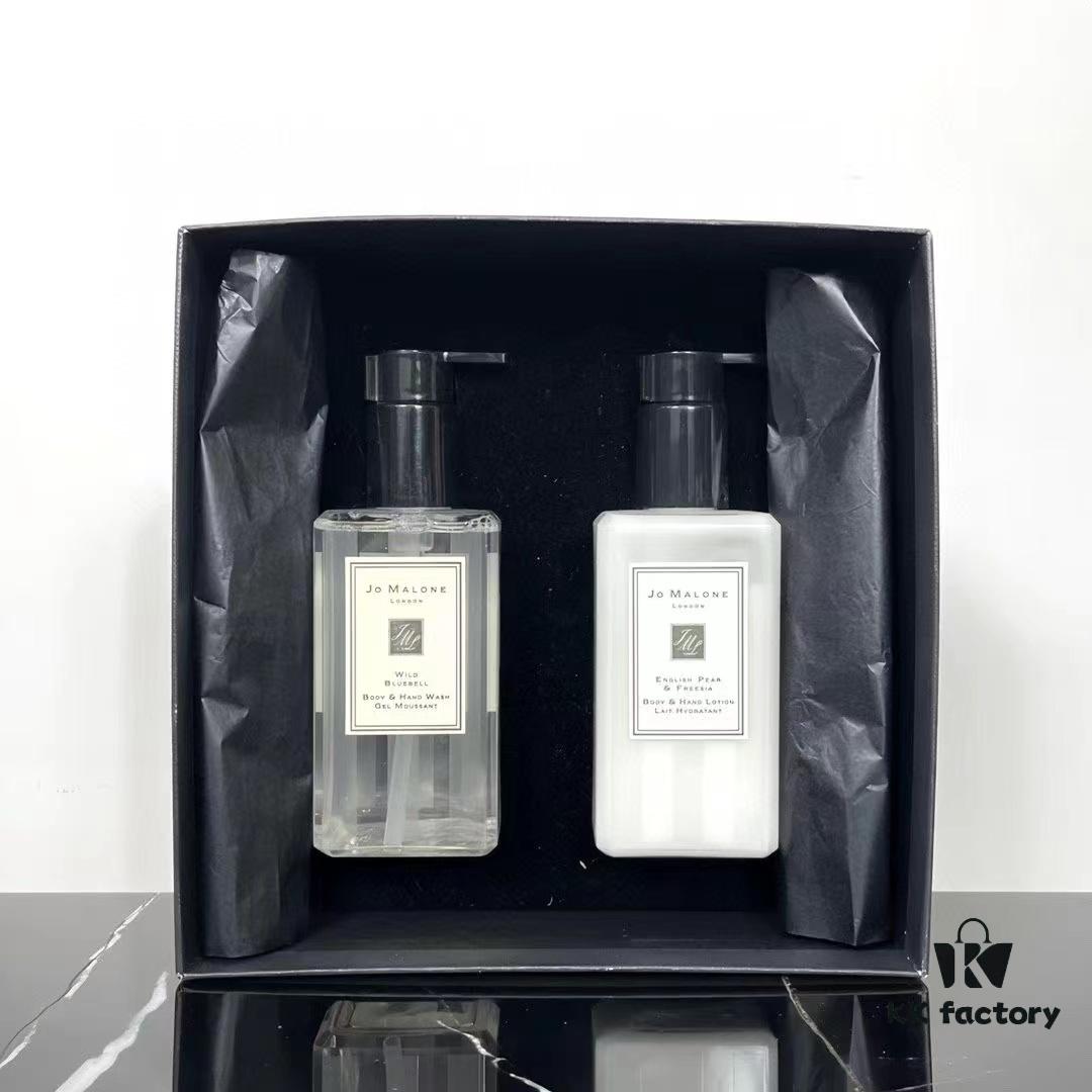 Jo Malone London Bath & Shower Set! Includes Gift Bag. Contains: English Pear & Freesia Body Lotion 250ml, Wood Sage & Sea Salt Shower Gel 250ml.