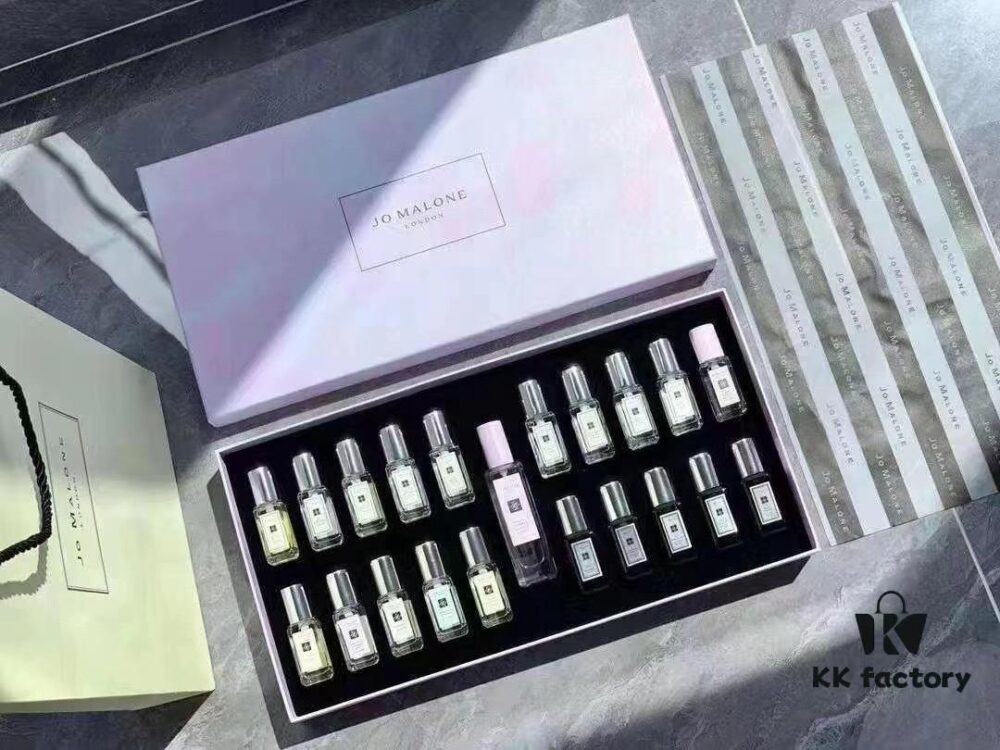 6931f5f93a89a121ed547875 Jo Malone 21-Piece Collector's Edition Set with Retail Tote Bag, Including 1 x 30ml Cherry Blossom and 20 x 9ml Mini Fragrances in Assorted Signature Scents
