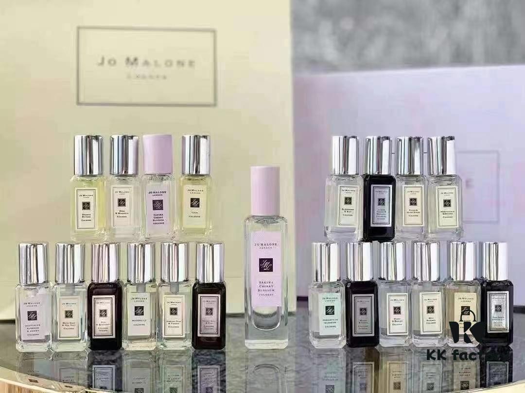 6931f5f93a89a121ed54787a Jo Malone 21-Piece Collector's Edition Set with Retail Tote Bag, Including 1 x 30ml Cherry Blossom and 20 x 9ml Mini Fragrances in Assorted Signature Scents