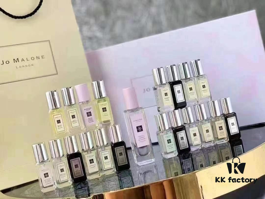 6931f5f93a89a121ed54787b Jo Malone 21-Piece Collector's Edition Set with Retail Tote Bag, Including 1 x 30ml Cherry Blossom and 20 x 9ml Mini Fragrances in Assorted Signature Scents