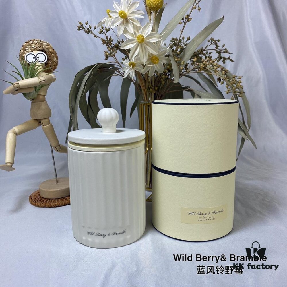 6931f6013a89a121ed5478e6 Blue Wind Bell Wild Berry Candle
