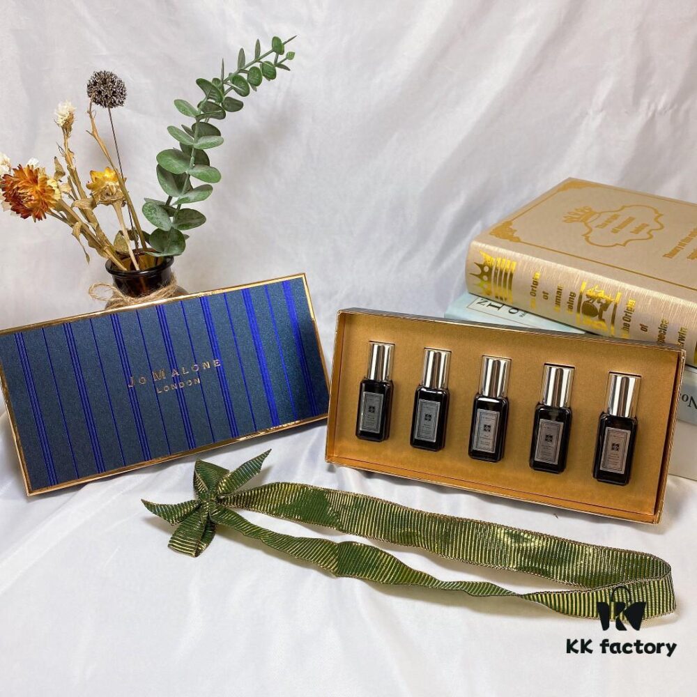 6931f6023a89a121ed547900 Jo Malone Boutique Blue Box Black Bottle 5-Piece Set, 5 x 9ml with Spray Caps, Mini Q-Size Sample Collection