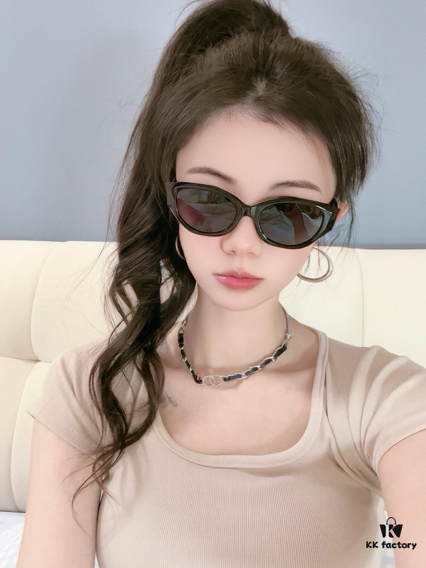 6931f84e3a89a121ed54998f Chanel Sunglasses Classic Small Frame Design UV Protection Model CH95802