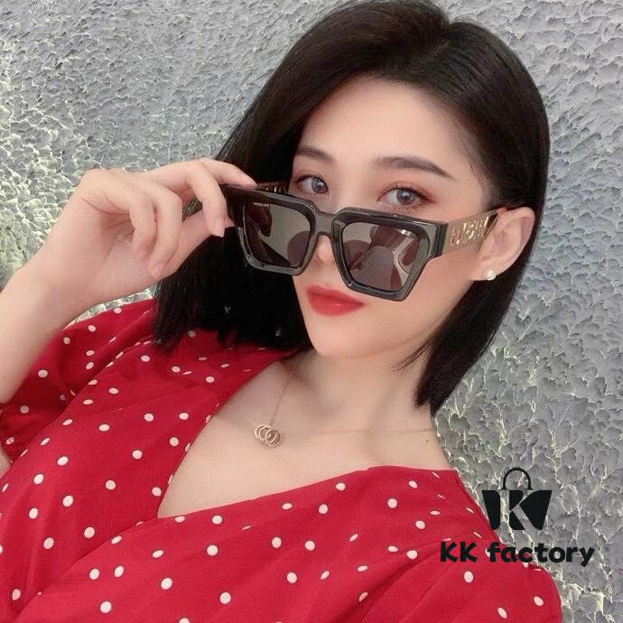VERSACE Versace New Arrival 🎉 Popular Recommended Style, Italian Design, Imported Material Construction [Strong] Unique Logo Classic Design [Leisure] Simple and Elegant Unisex Eyewear Sunglasses VE4431