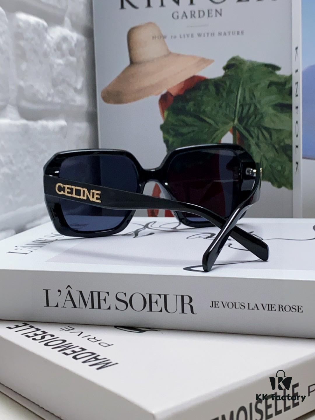 6931fa9d3a89a121ed54b7fd CELINE Selen Small Red Book Hit Product with Subtle Metal Logo Decoration, Simple Frame Design, Effortlessly Stylish, Exuding Trendy Elegance and Luxury