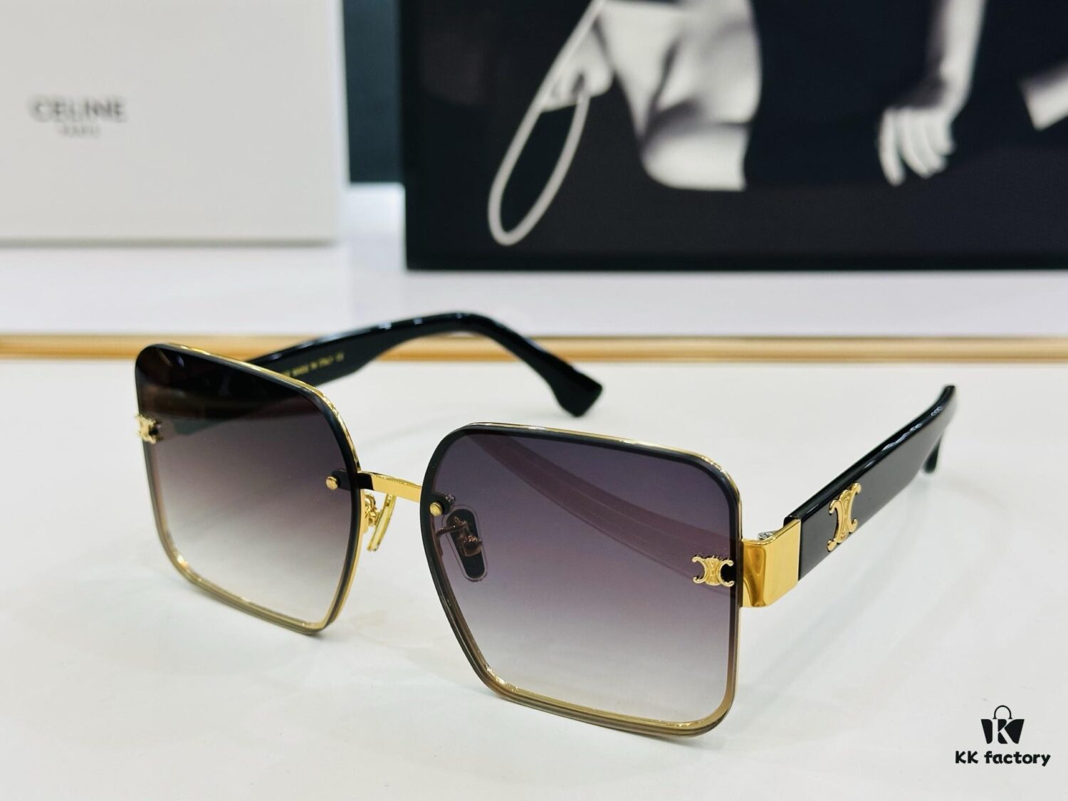 6931faa53a89a121ed54b869 CELINE CL40238 Size: 53□20-146 A consistently popular unisex style with a sleek European-American design, excellent gloss, strong texture, and superb craftsmanship. Suitable for optical frames, sunglasses, or eyeglasses.