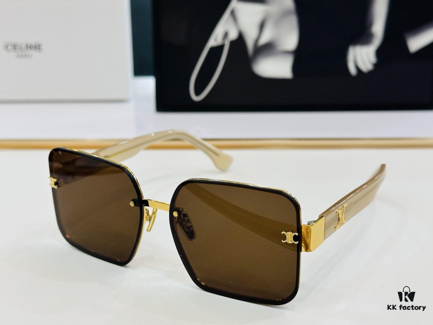 6931faa53a89a121ed54b86c CELINE CL40238 Size: 53□20-146 A consistently popular unisex style with a sleek European-American design, excellent gloss, strong texture, and superb craftsmanship. Suitable for optical frames, sunglasses, or eyeglasses.