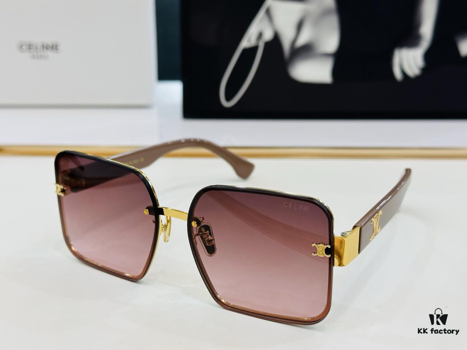 6931faa53a89a121ed54b86d CELINE CL40238 Size: 53□20-146 A consistently popular unisex style with a sleek European-American design, excellent gloss, strong texture, and superb craftsmanship. Suitable for optical frames, sunglasses, or eyeglasses.