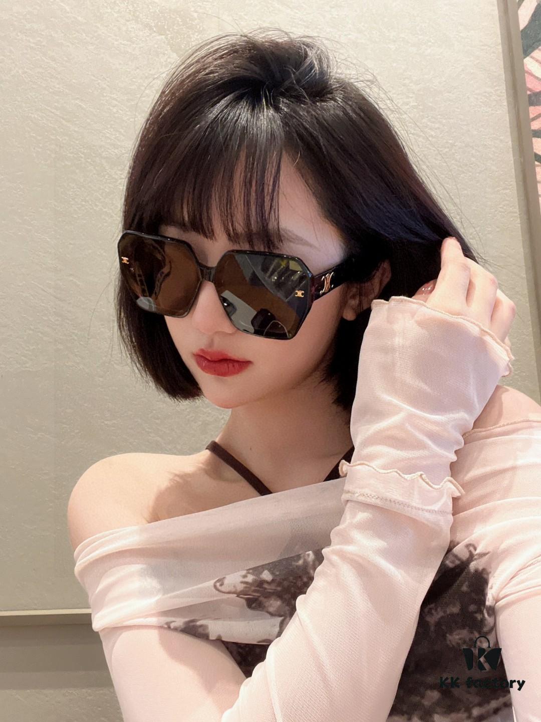 6931fae73a89a121ed54babe CELINE Red Book Popular Metal Logo Decorated Simple Frame Sunglasses