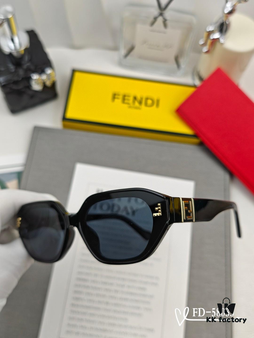 6931fcab3a89a121ed54d1aa FENDI Italy | Polarized Sunglasses with TR90 Frame and Polarloid Resin Lenses