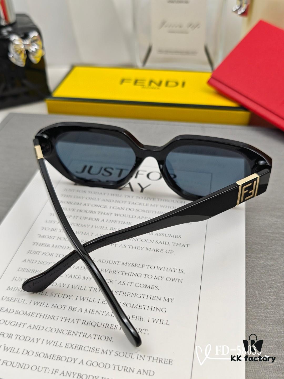 6931fcac3a89a121ed54d1ae FENDI Italy | Polarized Sunglasses with TR90 Frame and Polarloid Resin Lenses