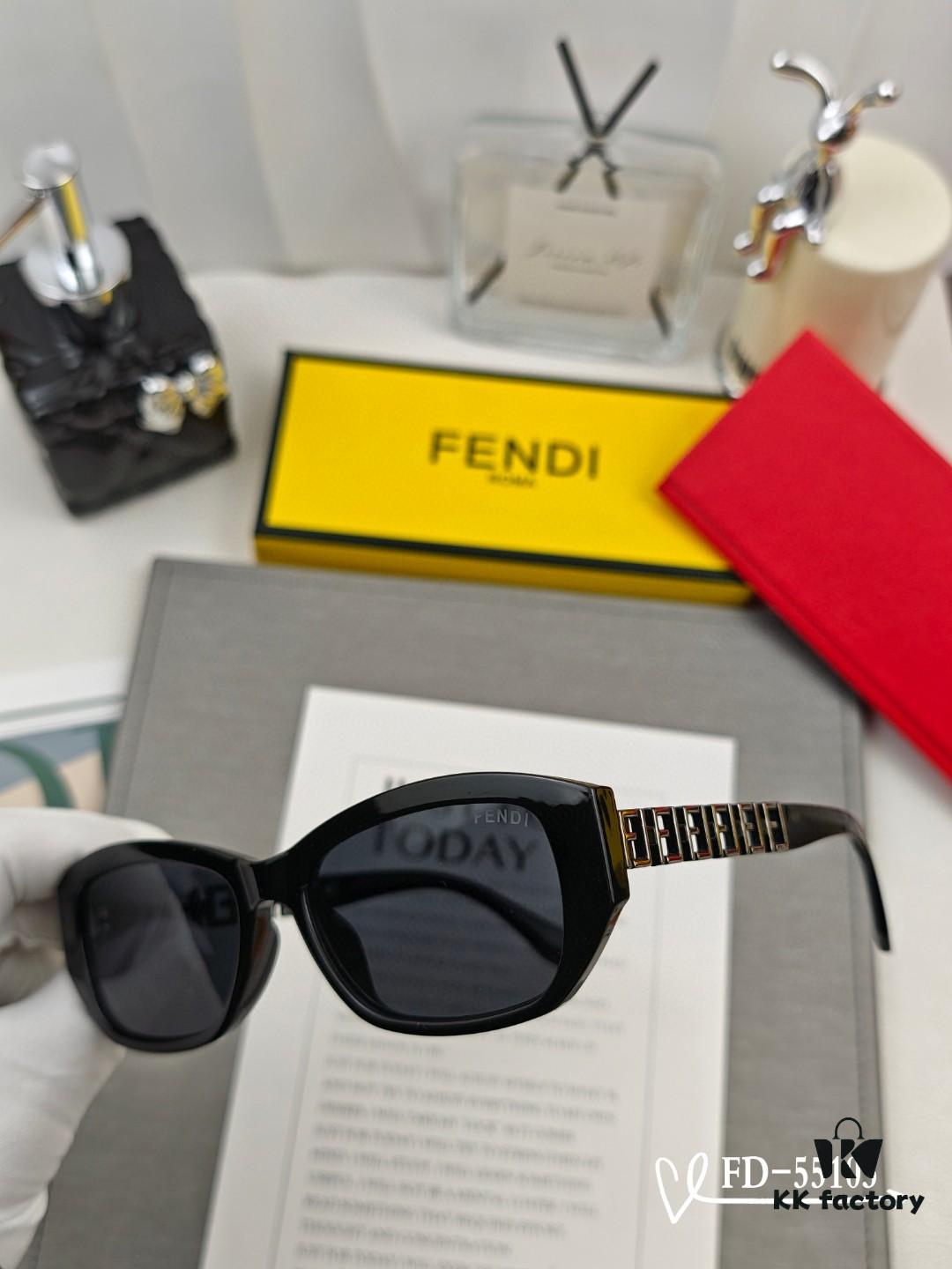 6931fcac3a89a121ed54d1b3 FENDI Italy | Polarized Sunglasses with TR90 Frame and Polarlite Lens