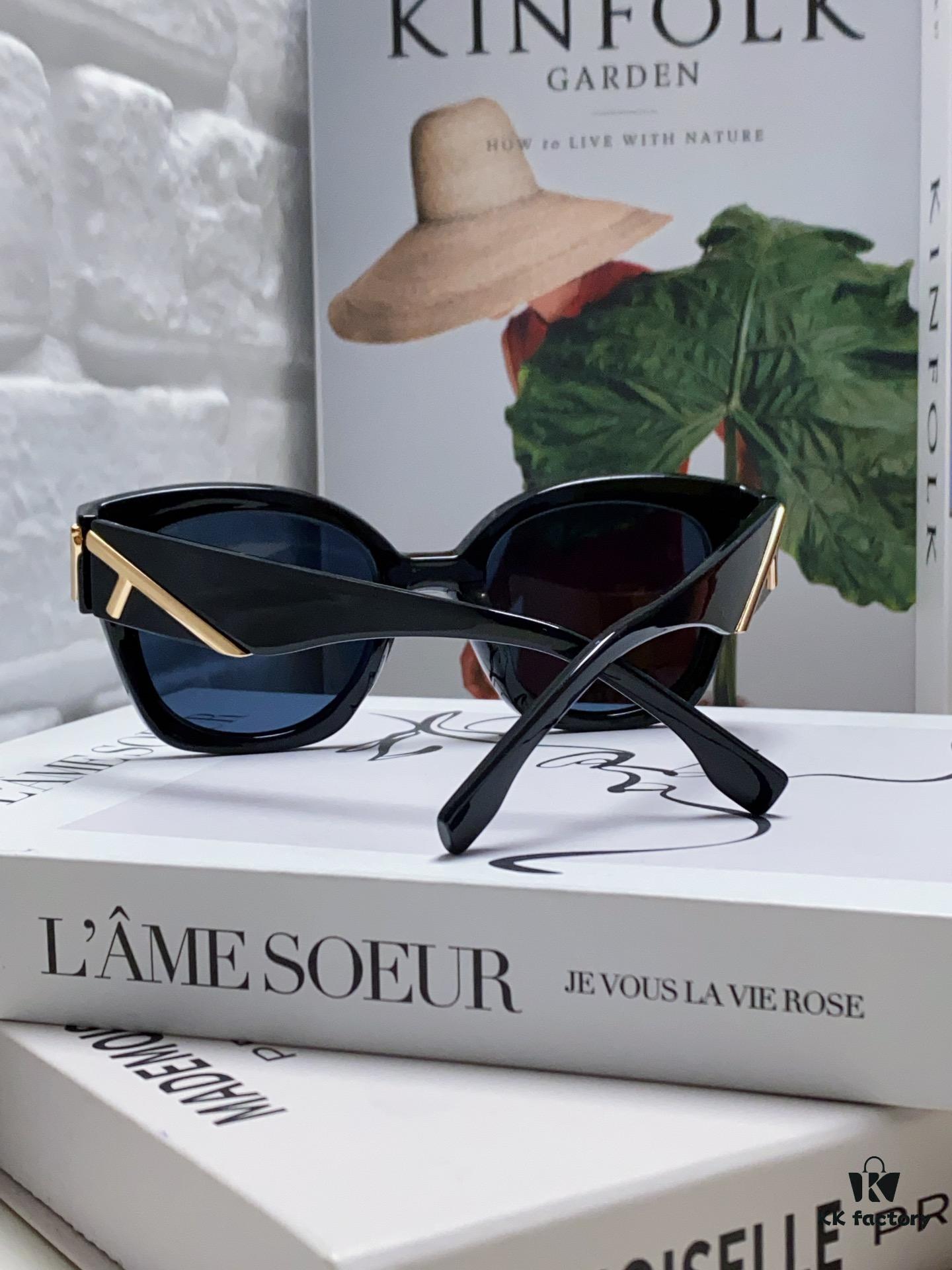 6931fce83a89a121ed54d4a1 FENDI Fendi Newly Designed Logo, Minimalist and Stylish, Featuring Seamless Mirror Lenses