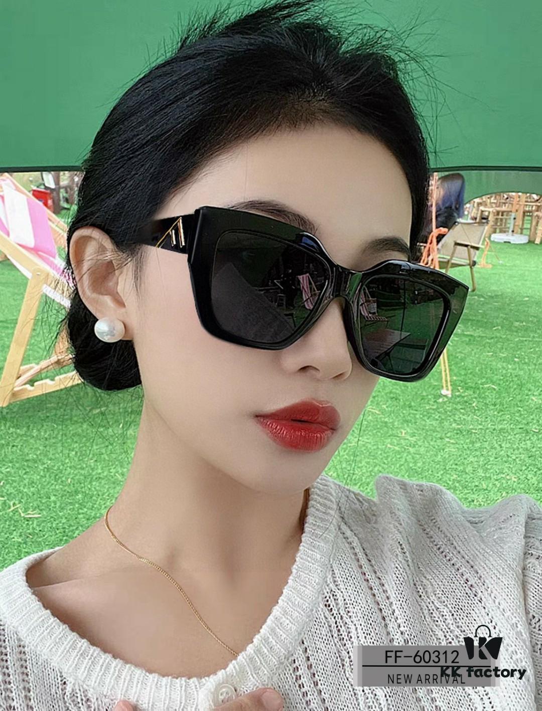 6931fd413a89a121ed54d93e FENDI Italy | Polarized Sunglasses with TR90 Frame and Polarlite Lens