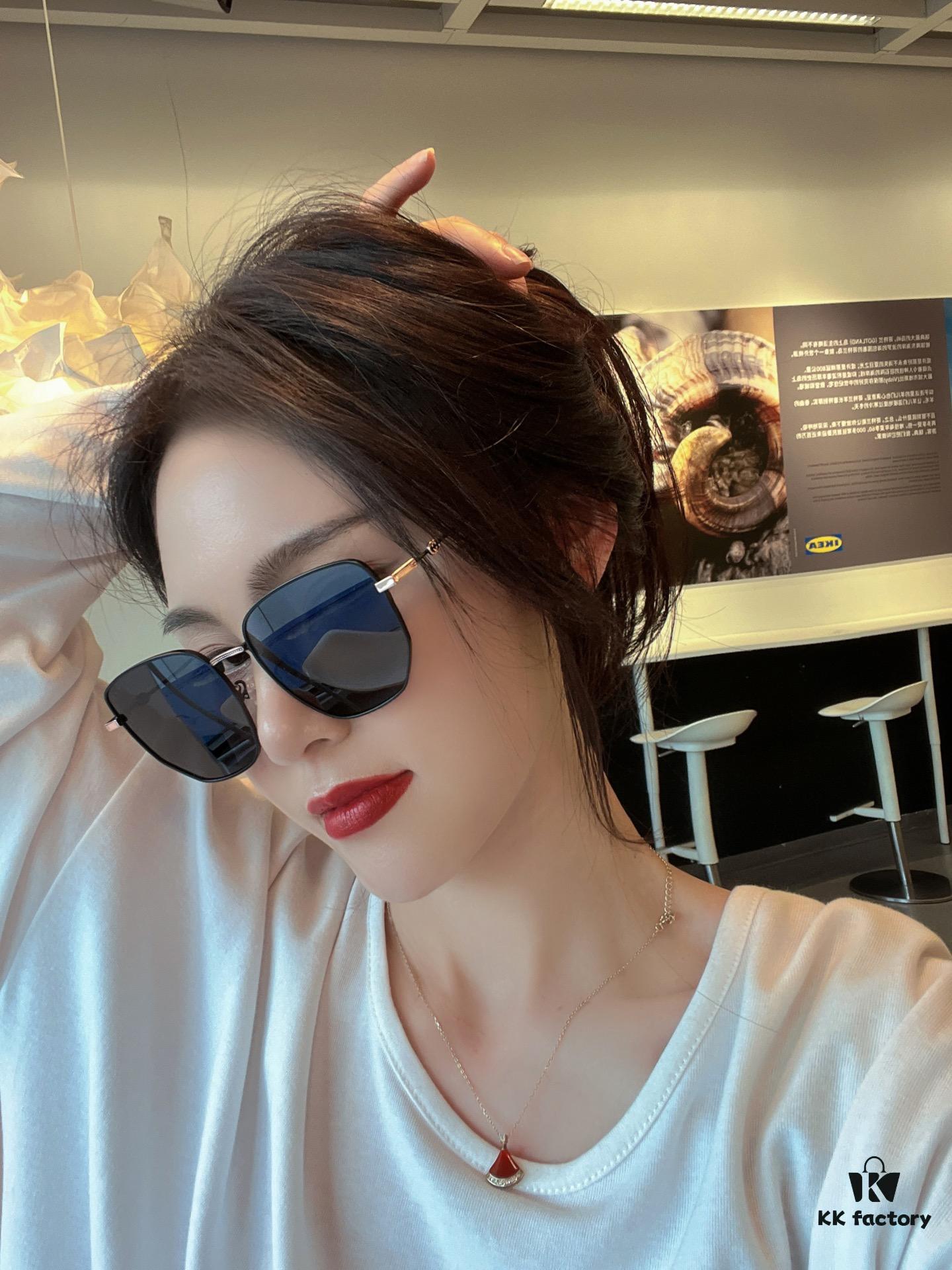 6931fda73a89a121ed54de8b Gucci Classic Square Frame Sunglasses, Flattering on All Face Shapes, Polarized Nylon Lenses for UV Protection, Model: G2935