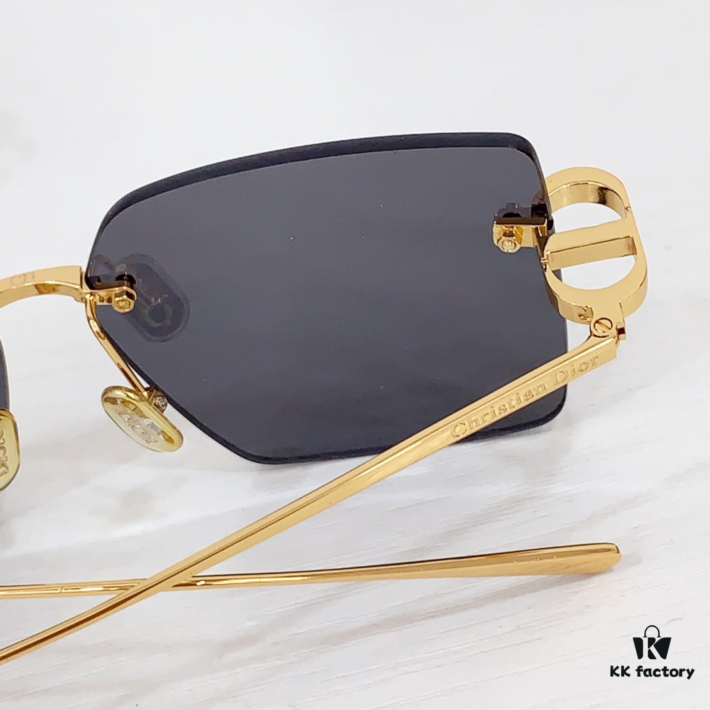 150 Dio* Mod: CDiorS5U Size: 58-15-135 Sunglasses