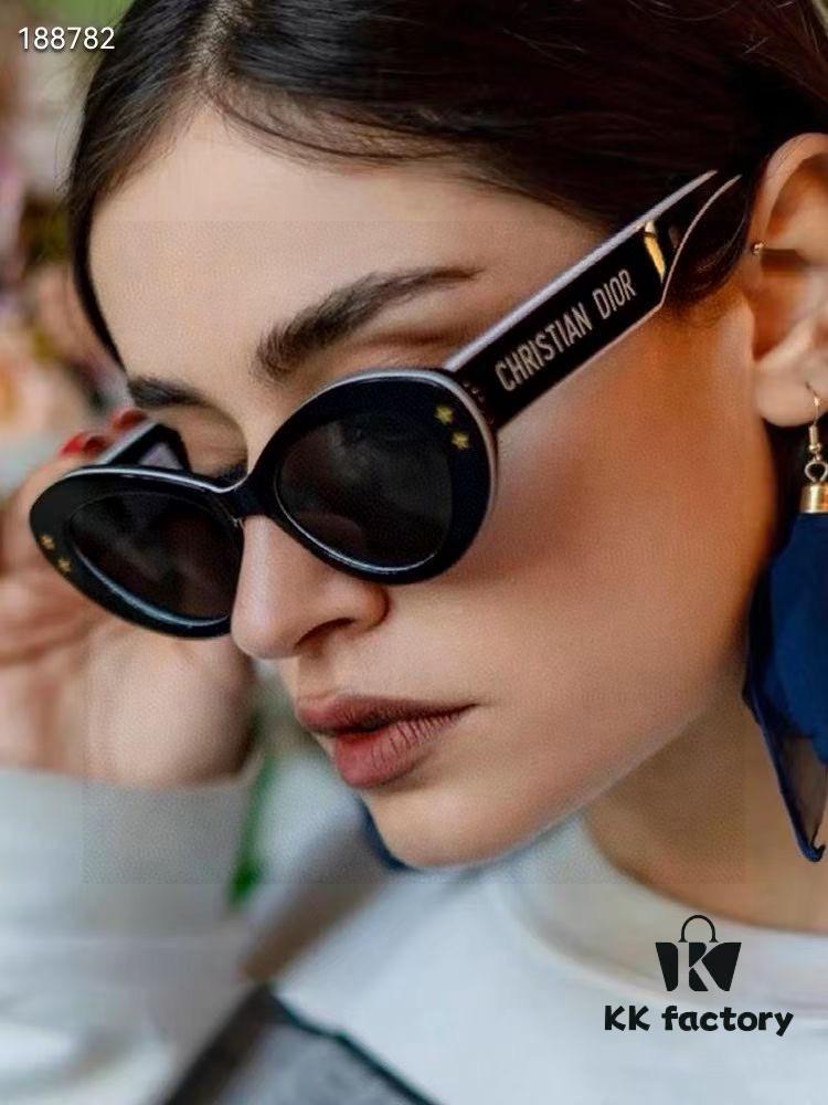 6931fe8e3a89a121ed54ea4c DIOR Cat-Eye Fashion Women's Sunglasses with Classic Two-Tone Design