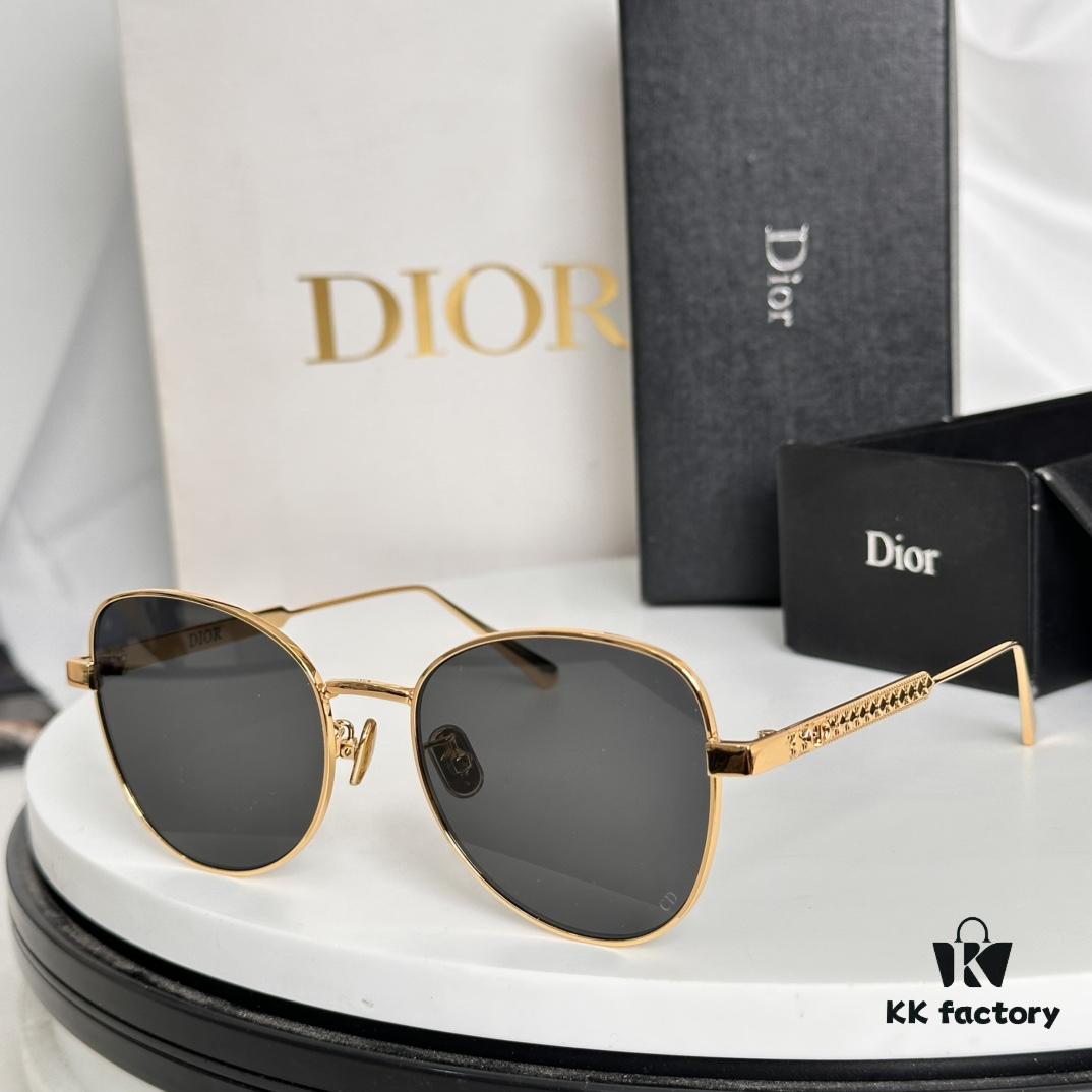 Versatile Frame with Subtle Gold Wire for Natural Look