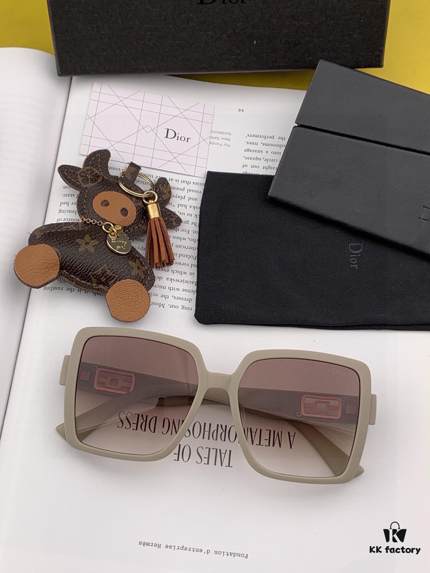 DIOR 2025 Spring New Arrival Square Sunglasses, Favored by Influencers for Their Stunning Look – Playful, Sweet, and Premium Metal Frame