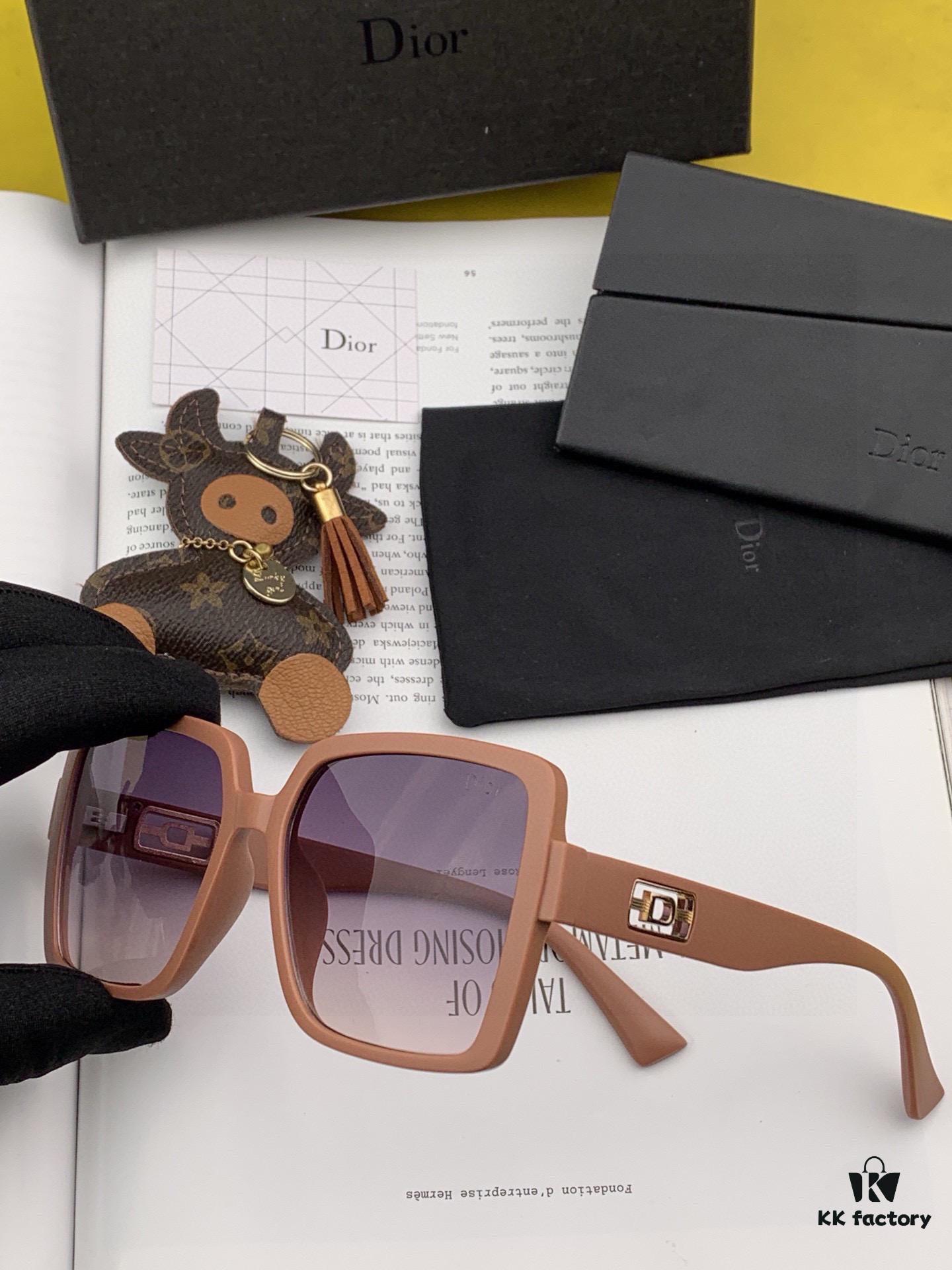DIOR 2025 Spring New Arrival Square Sunglasses, Favored by Influencers for Their Stunning Look – Playful, Sweet, and Premium Metal Frame