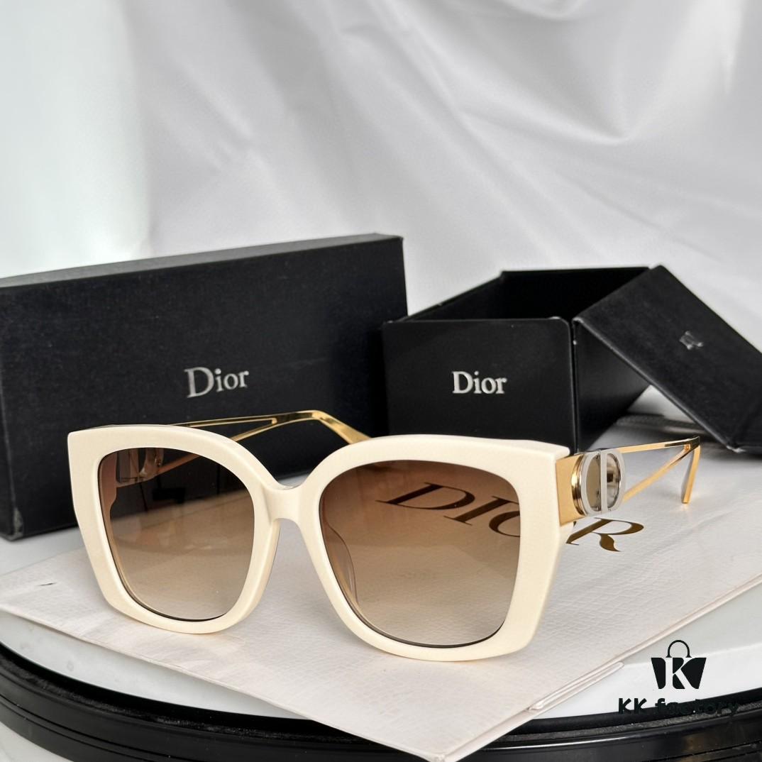 6931fef23a89a121ed54ef63 DIOR 30Montaigne S13F Square Sunglasses in Black Acetate with Gold-Tone Metal Temples and Gray Lenses