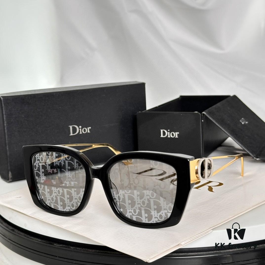 6931fef23a89a121ed54ef64 DIOR 30Montaigne S13F Square Sunglasses in Black Acetate with Gold-Tone Metal Temples and Gray Lenses