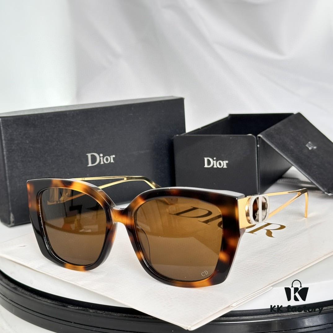 6931fef23a89a121ed54ef65 DIOR 30Montaigne S13F Square Sunglasses in Black Acetate with Gold-Tone Metal Temples and Gray Lenses
