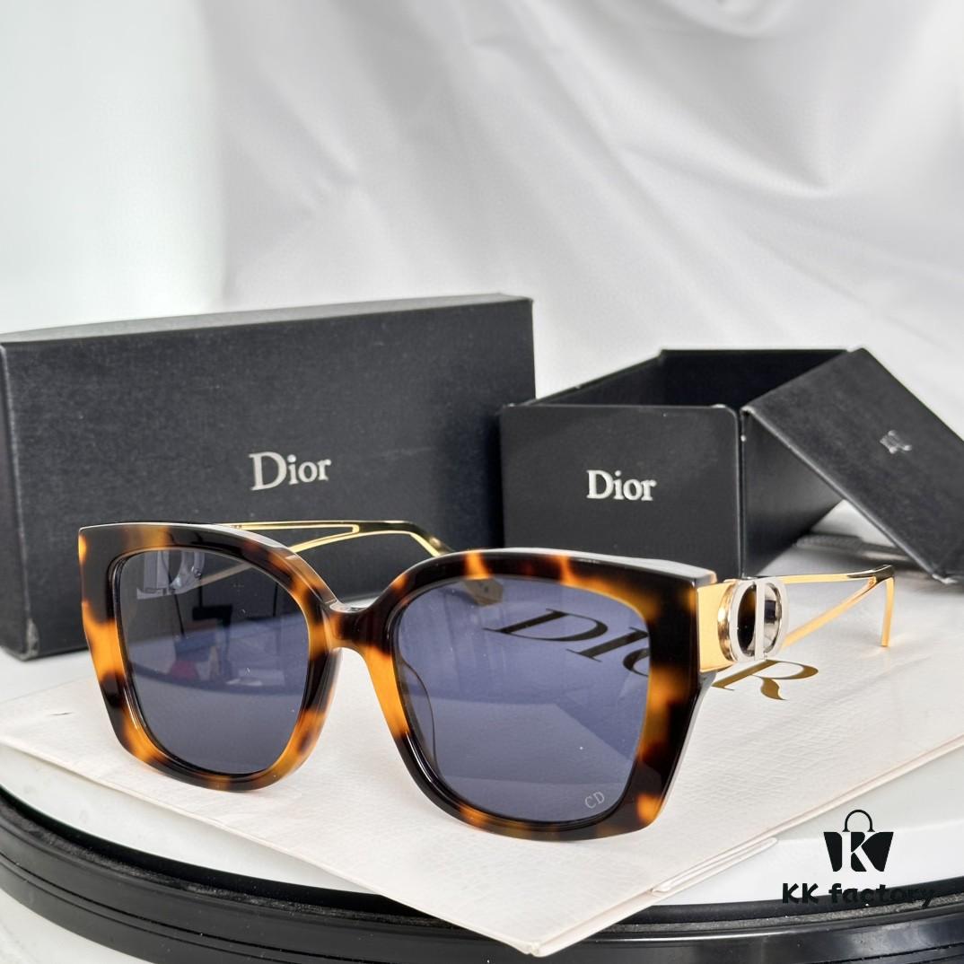 6931fef23a89a121ed54ef66 DIOR 30Montaigne S13F Square Sunglasses in Black Acetate with Gold-Tone Metal Temples and Gray Lenses