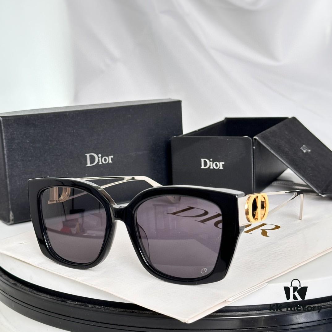 6931fef23a89a121ed54ef67 DIOR 30Montaigne S13F Square Sunglasses in Black Acetate with Gold-Tone Metal Temples and Gray Lenses