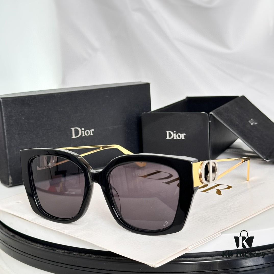 6931fef33a89a121ed54ef68 DIOR 30Montaigne S13F Square Sunglasses in Black Acetate with Gold-Tone Metal Temples and Gray Lenses