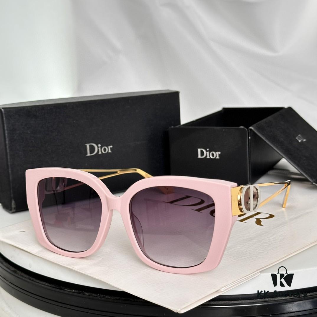 6931fef33a89a121ed54ef69 DIOR 30Montaigne S13F Square Sunglasses in Black Acetate with Gold-Tone Metal Temples and Gray Lenses